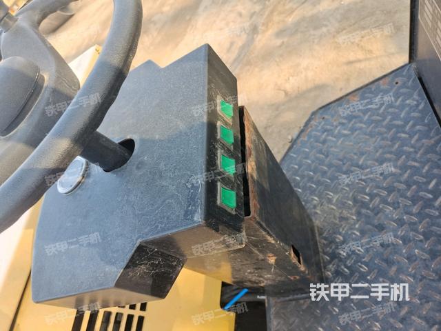 駕駛室側(cè)向上照全景(壓路機(jī)駕駛室) 駕駛室側(cè)向上照全景(壓路機(jī)駕駛室)