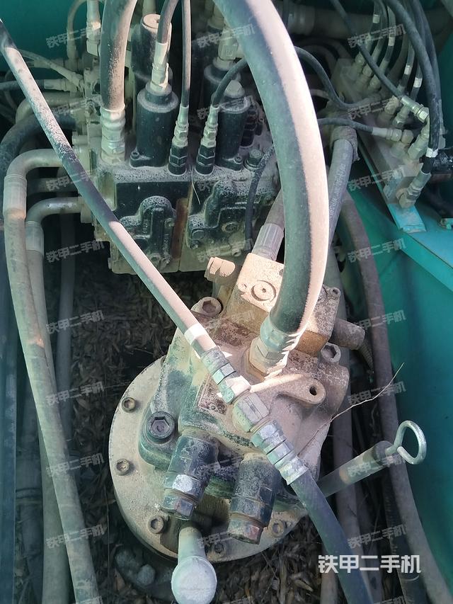 回转马达和主控阀（整机外观）