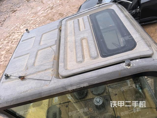 駕駛室頂部(整機(jī)外觀) 駕駛室頂部(整機(jī)外觀)