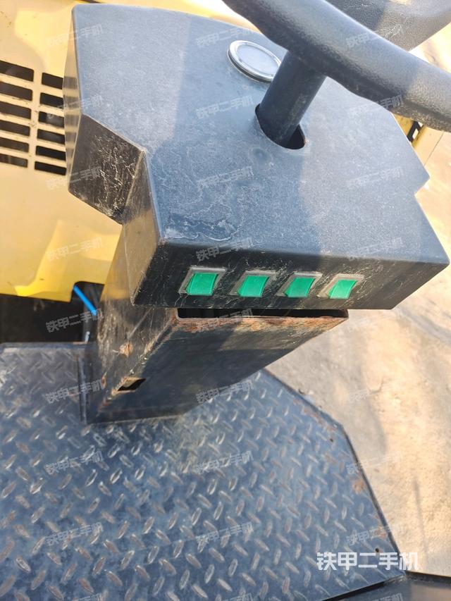 駕駛室外頂全景(壓路機(jī)駕駛室) 駕駛室外頂全景(壓路機(jī)駕駛室)