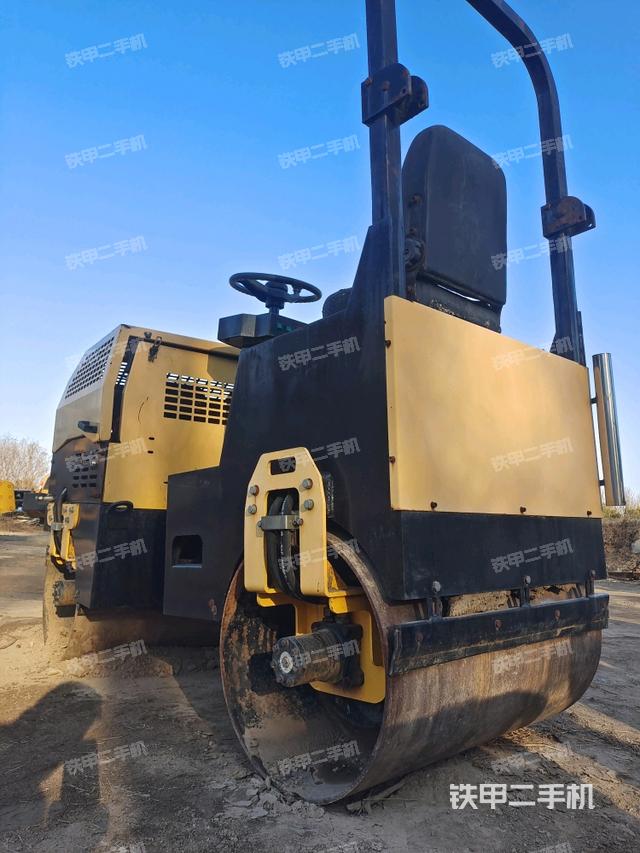 左后45°(壓路機(jī)整機(jī)外觀) 左后45°(壓路機(jī)整機(jī)外觀)