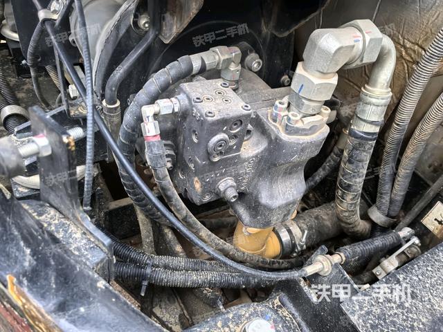 液壓泵艙室正面整體(整機外觀) 液壓泵艙室正面整體(整機外觀)