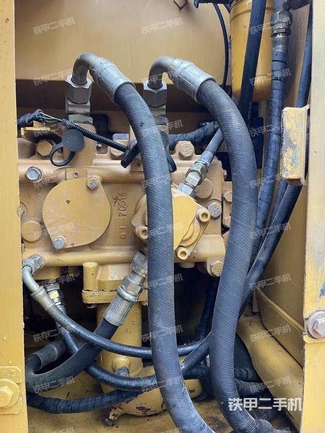 液压泵舱室正面整体（整机外观）