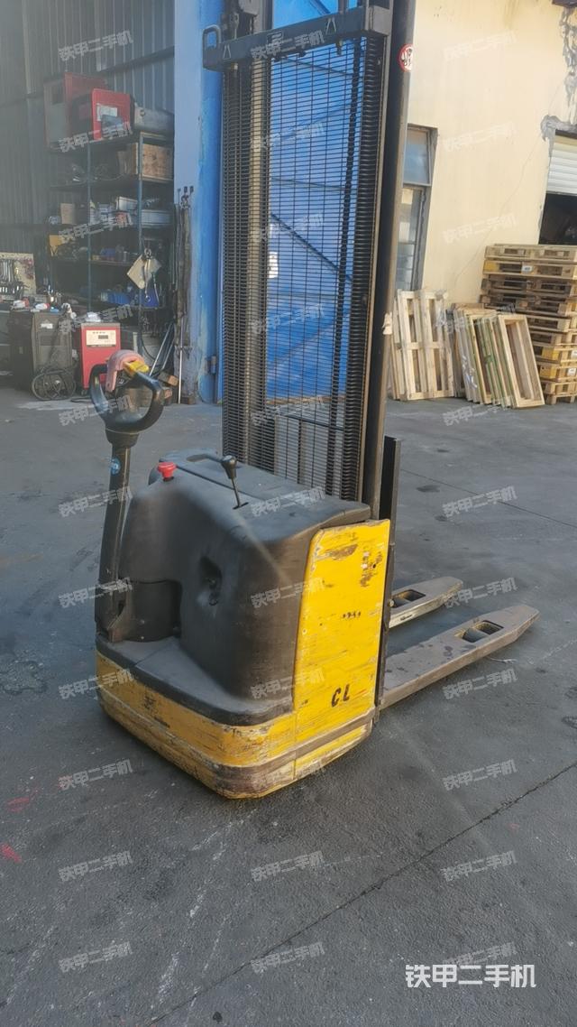 整机右侧（设备外观及核心部件）