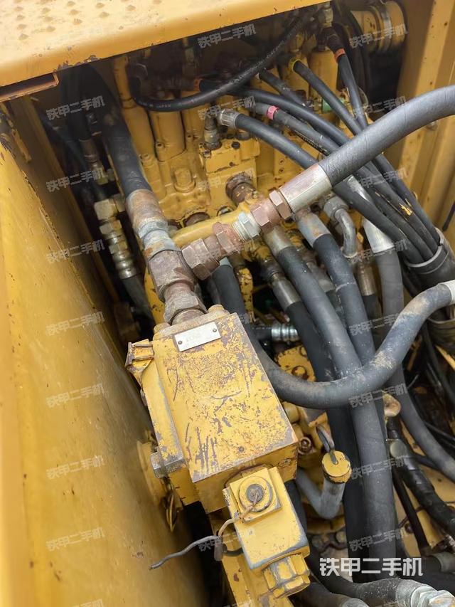 回转马达和主控阀（整机外观）