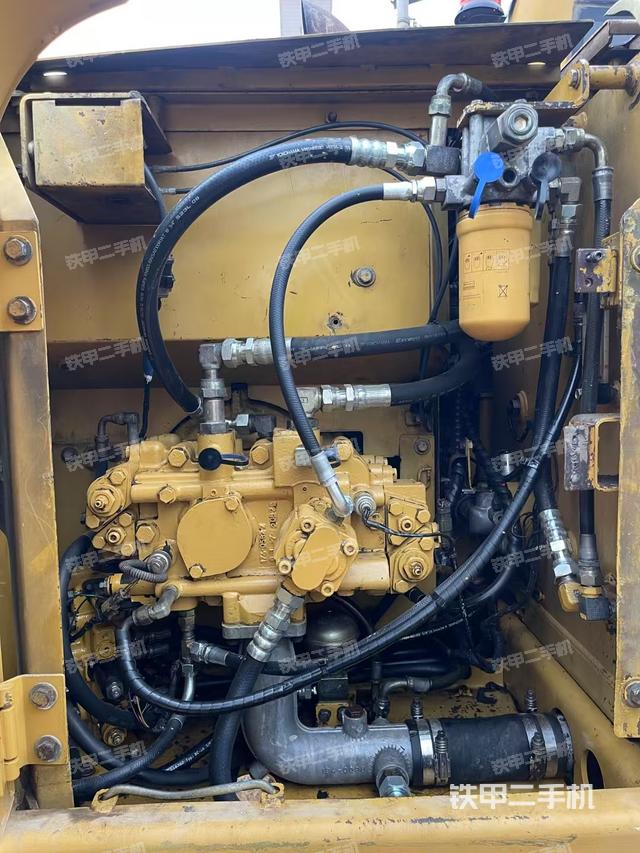 液压泵舱室正面整体（整机外观）