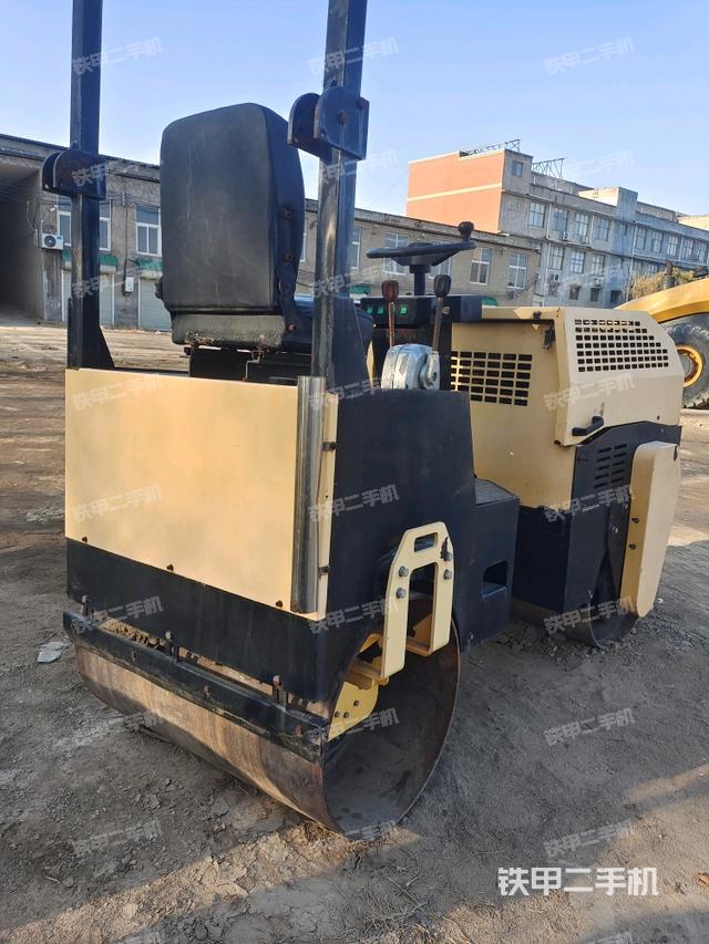 右后45°(壓路機(jī)整機(jī)外觀) 右后45°(壓路機(jī)整機(jī)外觀)