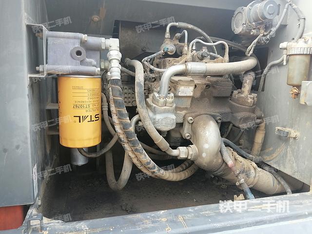 液压泵舱室正面整体（整机外观）