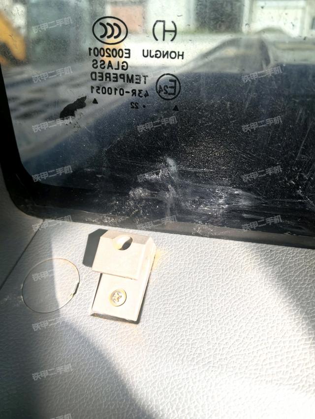 后窗玻璃角標（駕駛室部分）