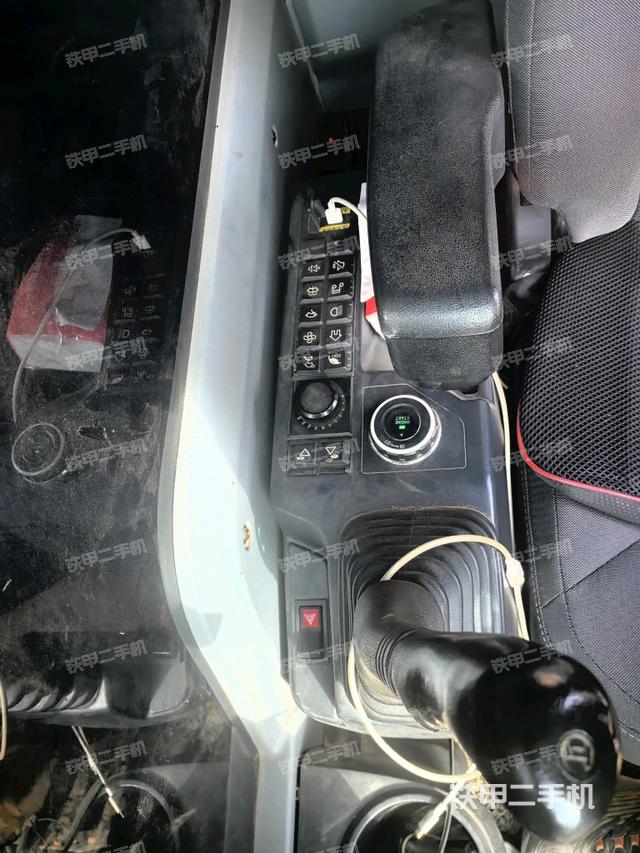 座椅左側控制臺/音響/含左手柄（駕駛室部分）