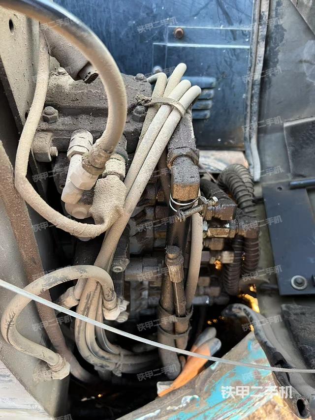 回轉(zhuǎn)馬達(dá)和主控閥（整機(jī)外觀）