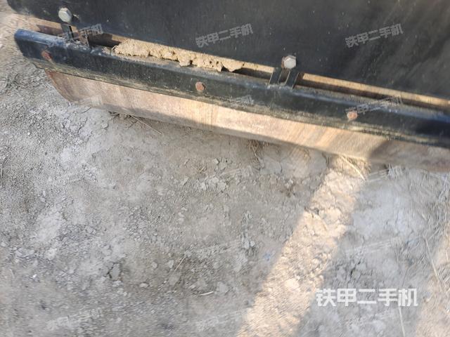 后輪左側(cè)全景(壓路機(jī)前后車架) 后輪左側(cè)全景(壓路機(jī)前后車架)