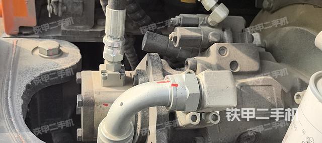 液压泵舱室正面整体（整机外观）