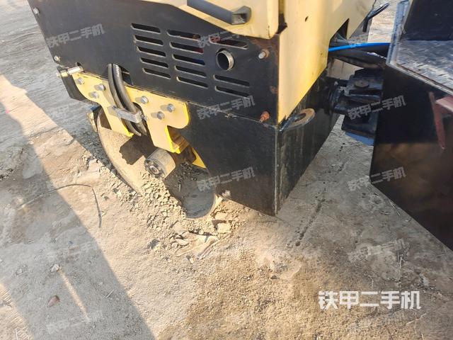 前輪右側(cè)減震塊連接及部件(壓路機(jī)前后車架) 前輪右側(cè)減震塊連接及部件(壓路機(jī)前后車架)