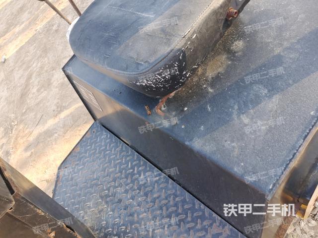 駕駛室頂蓬內(nèi)(壓路機(jī)駕駛室) 駕駛室頂蓬內(nèi)(壓路機(jī)駕駛室)