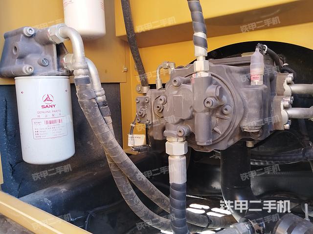 液壓泵艙室正面整體(整機(jī)外觀) 液壓泵艙室正面整體(整機(jī)外觀)