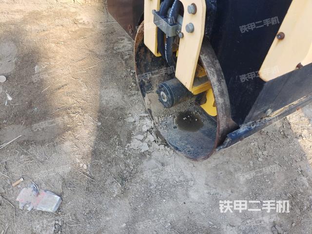 后輪右側(cè)全景(壓路機(jī)前后車架) 后輪右側(cè)全景(壓路機(jī)前后車架)