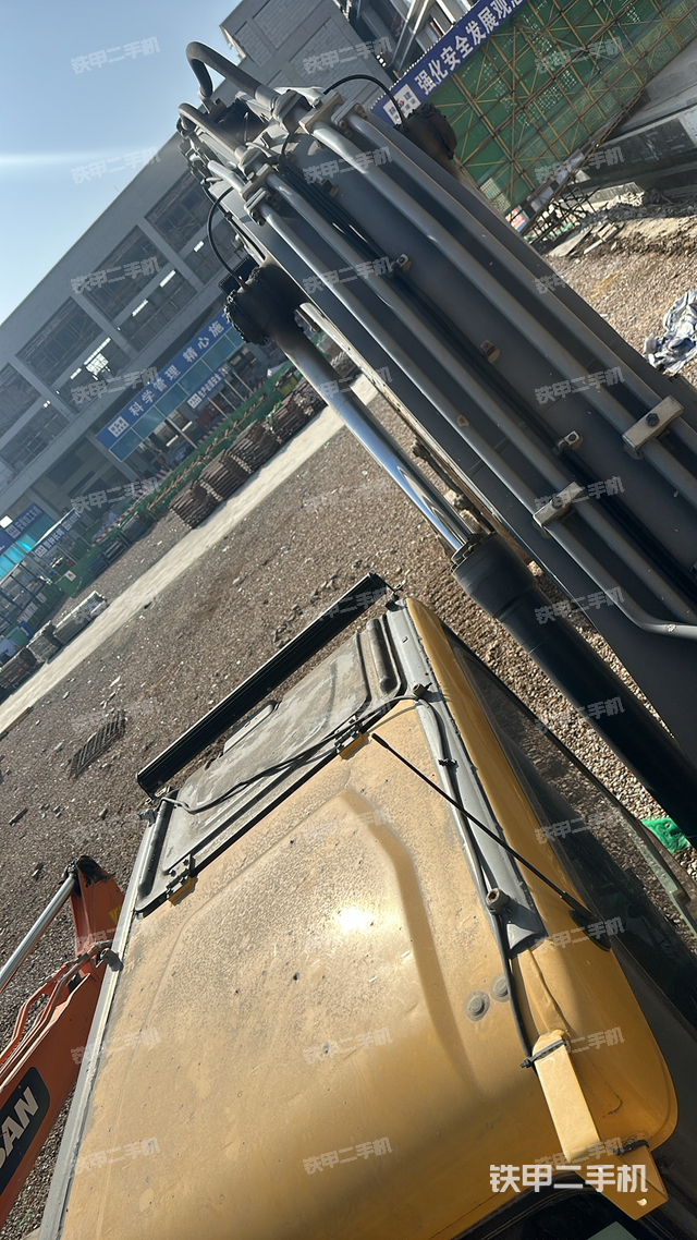 駕駛室頂部(整機(jī)外觀) 駕駛室頂部(整機(jī)外觀)