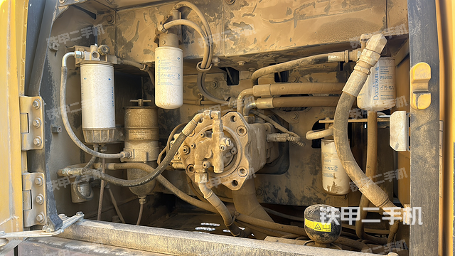 液壓泵艙室正面整體(整機(jī)外觀) 液壓泵艙室正面整體(整機(jī)外觀)