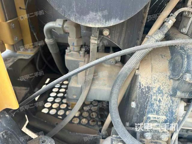 液壓泵艙室正面整體(整機(jī)外觀) 液壓泵艙室正面整體(整機(jī)外觀)