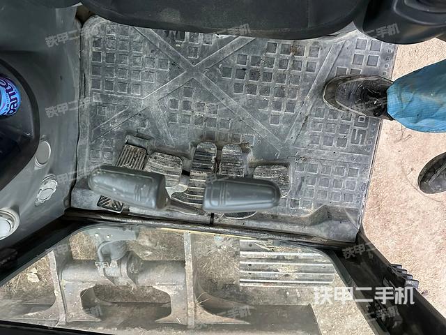 行走控制手柄和踏板 俯拍（驾驶室部分）