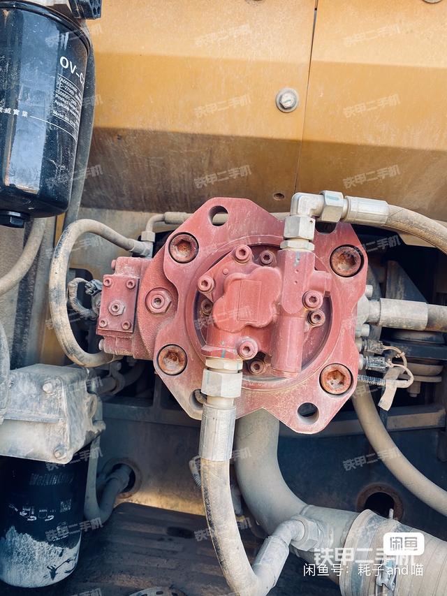 液压泵舱室正面整体（整机外观）