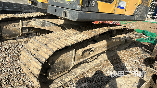 單側(cè)履帶整體(整機(jī)外觀) 單側(cè)履帶整體(整機(jī)外觀)