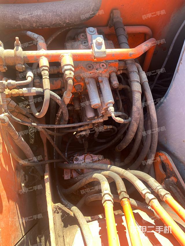 回轉(zhuǎn)馬達(dá)和主控閥(整機(jī)外觀) 回轉(zhuǎn)馬達(dá)和主控閥(整機(jī)外觀)