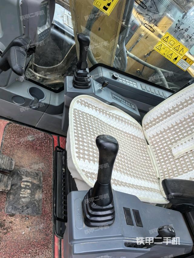 行走控制手柄和踏板?俯拍（駕駛室部分）