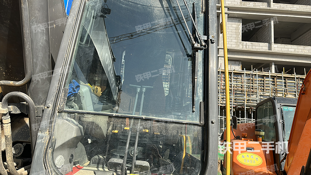 駕駛室整體(整機(jī)外觀) 駕駛室整體(整機(jī)外觀)