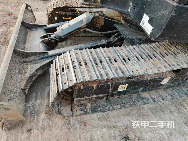 單側(cè)履帶整體(整機(jī)外觀) 單側(cè)履帶整體(整機(jī)外觀)