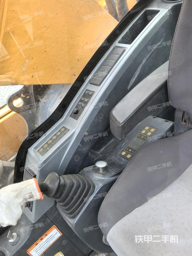 座椅右側(cè)控制臺/鑰匙門/油門/含右手柄（駕駛室部分）