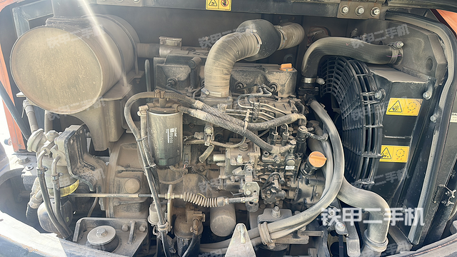 液压泵舱室正面整体（整机外观）