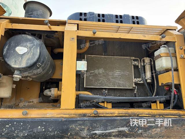 散熱器正面(大件艙室) 散熱器正面(大件艙室)