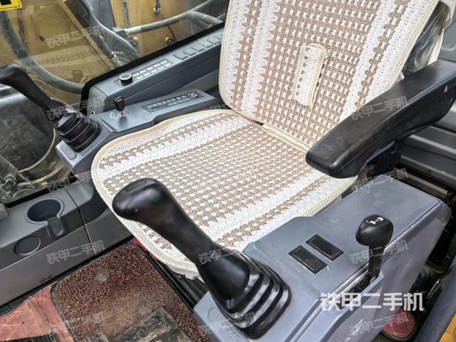 座椅右側(cè)控制臺/鑰匙門/油門/含右手柄（駕駛室部分）