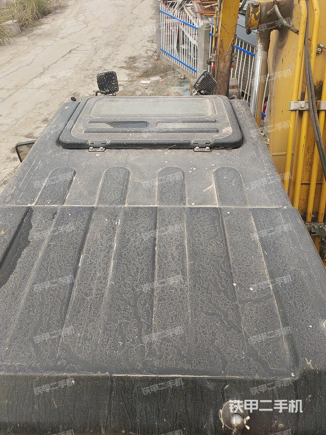 駕駛室頂部(整機(jī)外觀) 駕駛室頂部(整機(jī)外觀)