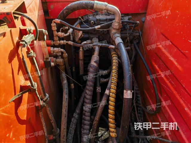 回轉馬達和主控閥(整機外觀) 回轉馬達和主控閥(整機外觀)