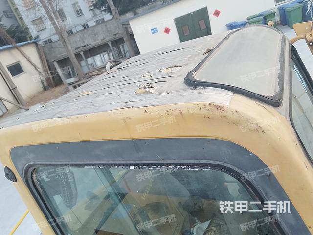 駕駛室頂部(整機(jī)外觀) 駕駛室頂部(整機(jī)外觀)