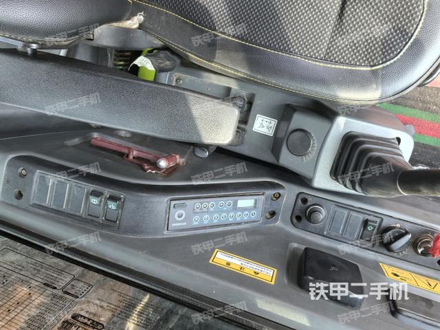 座椅右側(cè)控制臺(tái)/鑰匙門/油門/含右手柄（駕駛室部分）