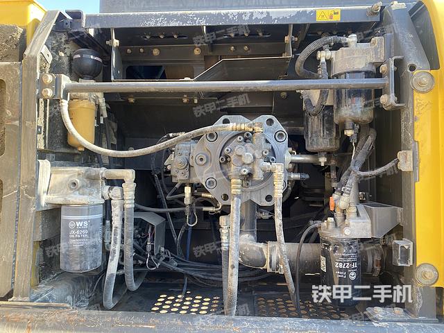 液壓泵艙室正面整體（整機外觀）