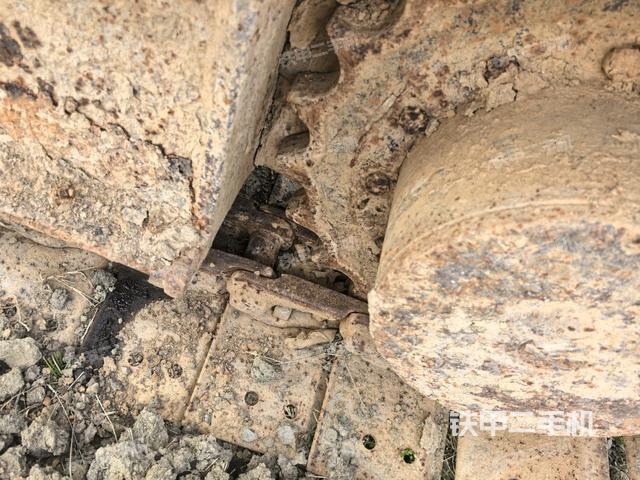 左驅(qū)動輪（行走機構(gòu)）