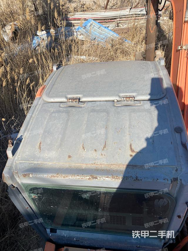 駕駛室頂部(整機(jī)外觀) 駕駛室頂部(整機(jī)外觀)