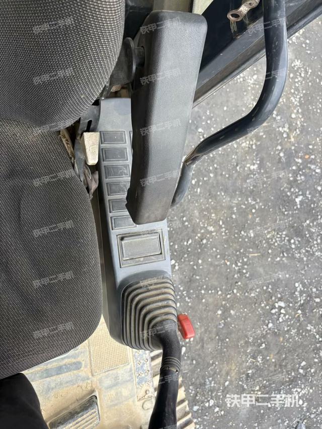 行走控制手柄和踏板?俯拍(駕駛室部分) 行走控制手柄和踏板?俯拍(駕駛室部分)