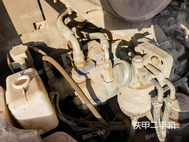 液壓泵艙室正面整體(整機外觀) 液壓泵艙室正面整體(整機外觀)