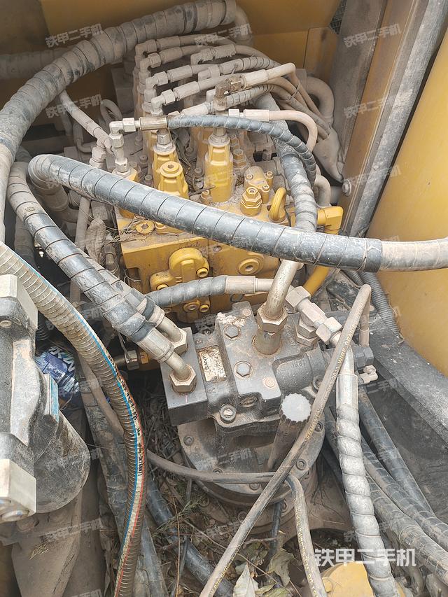 回轉(zhuǎn)馬達(dá)和主控閥(整機(jī)外觀) 回轉(zhuǎn)馬達(dá)和主控閥(整機(jī)外觀)