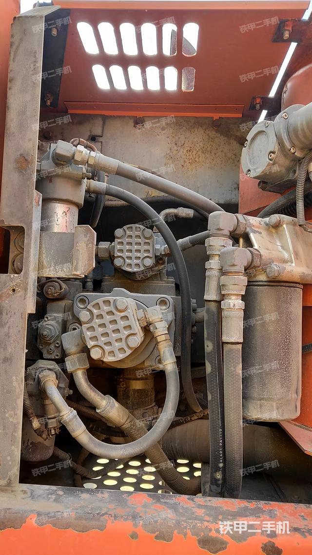 液壓泵艙室正面整體(整機(jī)外觀) 液壓泵艙室正面整體(整機(jī)外觀)