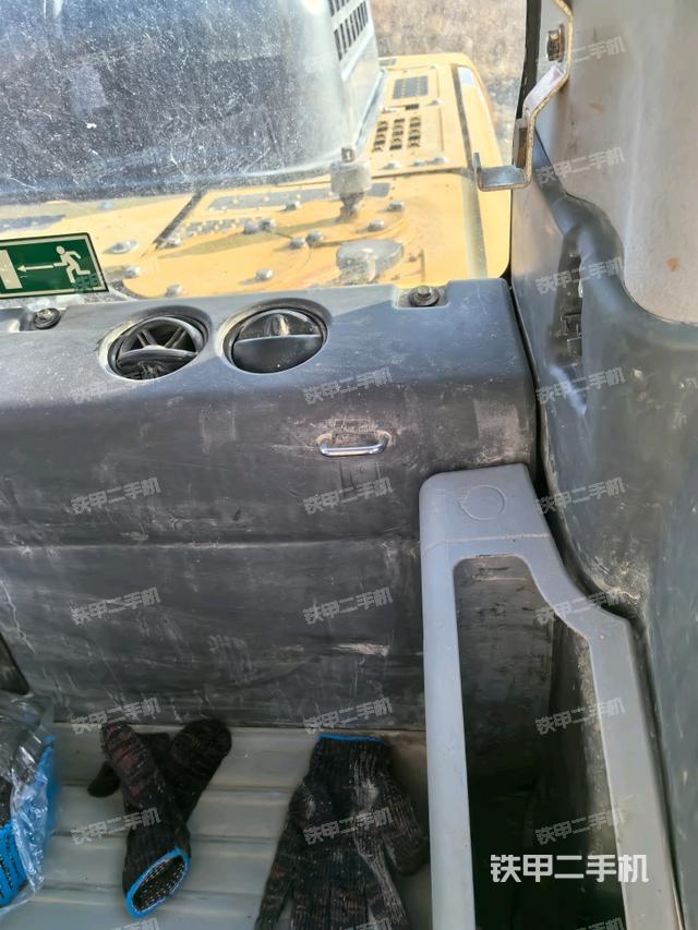 后窗玻璃角標（駕駛室部分）