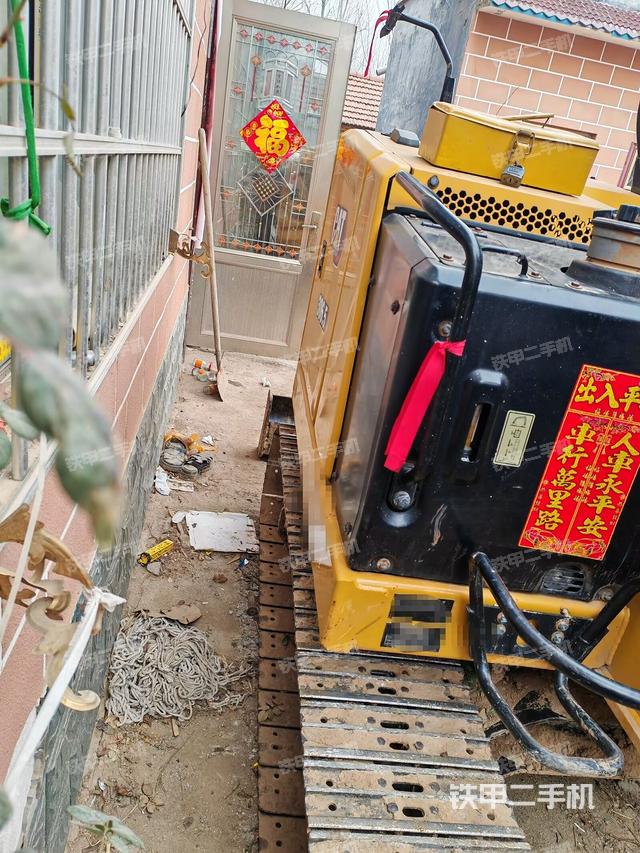 駕駛室頂部(整機外觀) 駕駛室頂部(整機外觀)