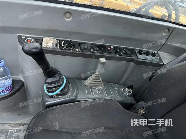 座椅右侧控制台/钥匙门/油门/含右手柄（驾驶室部分）