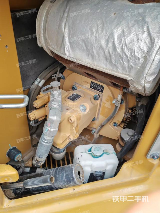 液壓泵艙室正面整體(整機外觀) 液壓泵艙室正面整體(整機外觀)